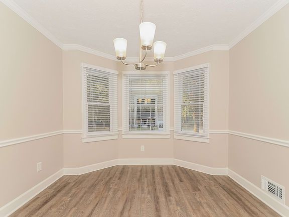 4th image of 1561 Pine Creek Dr