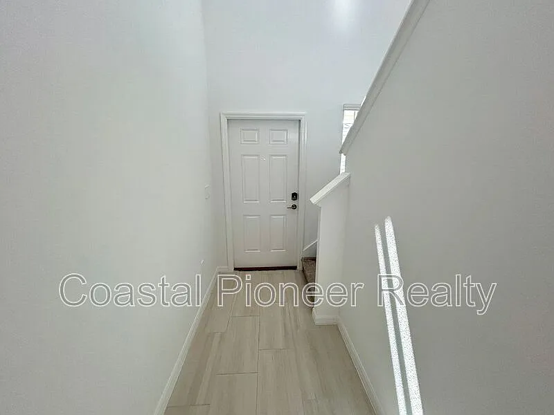 4 bed, 2.5 bath, 1870 sqft, $2,500 — Photo 3