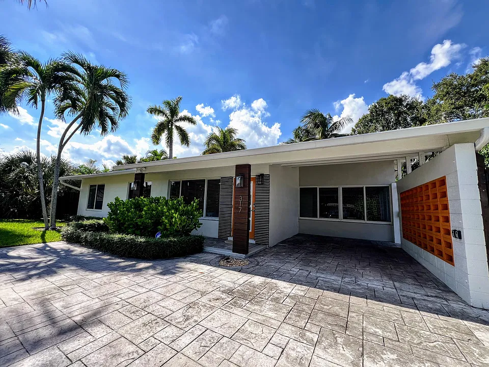 317 NW 26th Ct