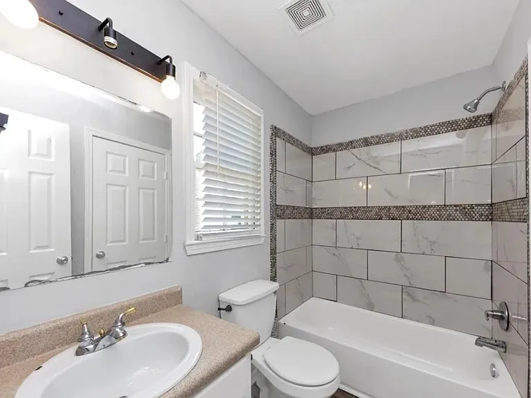 Forest Villa Dr NW — Photo 2