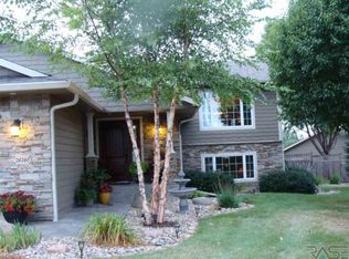 26760 Country Acre Dr, Sioux Falls, SD 57106