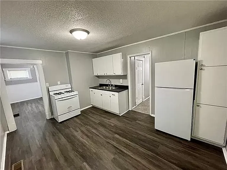 2208 Seneca St — Photo 3