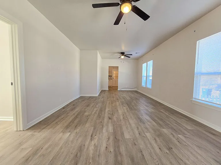 1224 N Market Ave — Photo 15