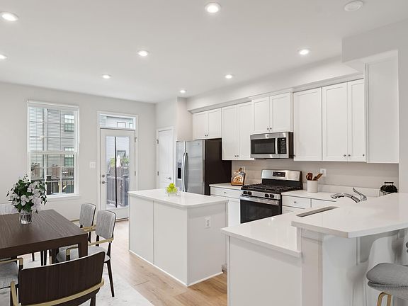 3rd image of 1208 Spur Ln
