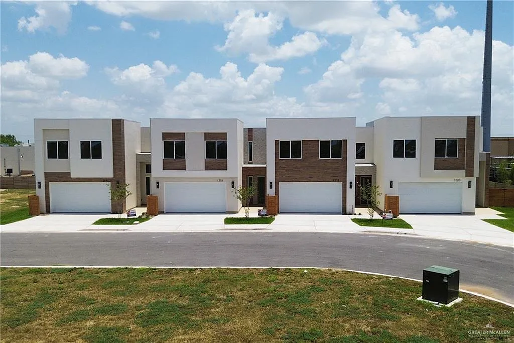 3 bed, 2.5 bath, 2208 sqft, $2,200 — Photo 2
