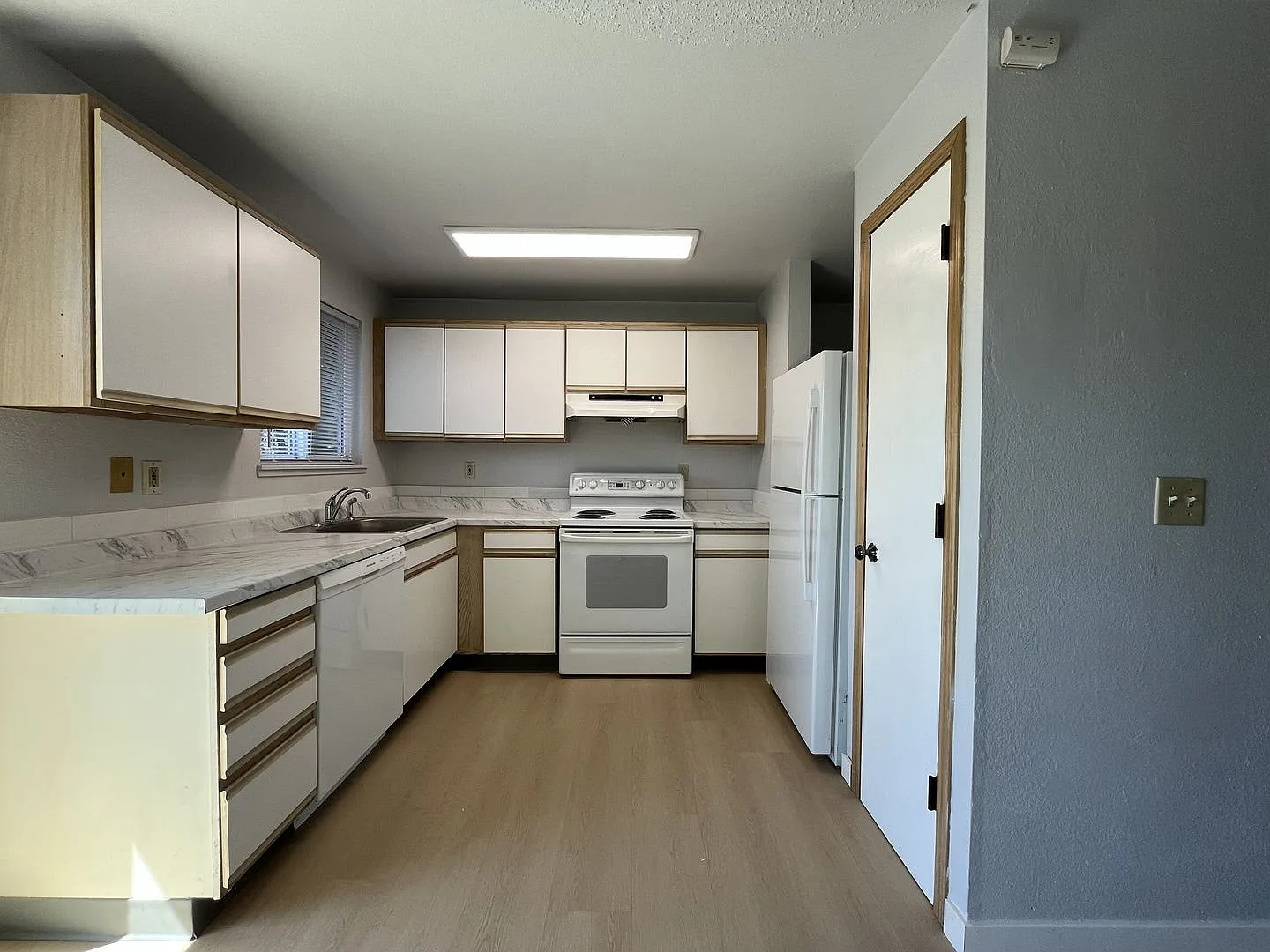 Bright Upper-Level 2 Bedroom Apartment with In-Unit Washer & Dryer Near Multnomah Village — Photo 1