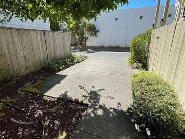 647 McGinnis Cir — Photo 31
