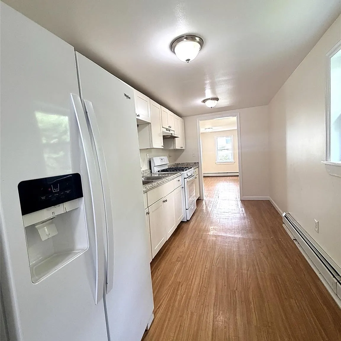 3 bed, 1.0 bath, 2200 sqft, $3,100 — Photo 4