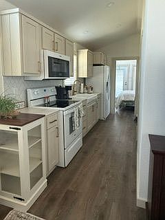 4th image of 123 Grand Loop