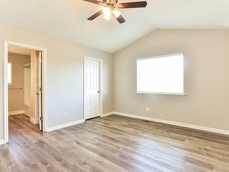 874 N Main St — Photo 9