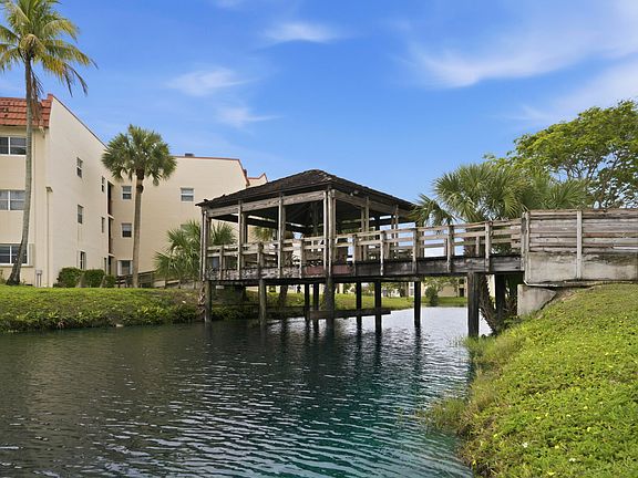 5th image of 2900 Sunrise Lakes Drive W #201