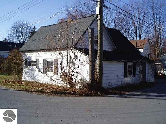 2nd image of 212 N Oak St