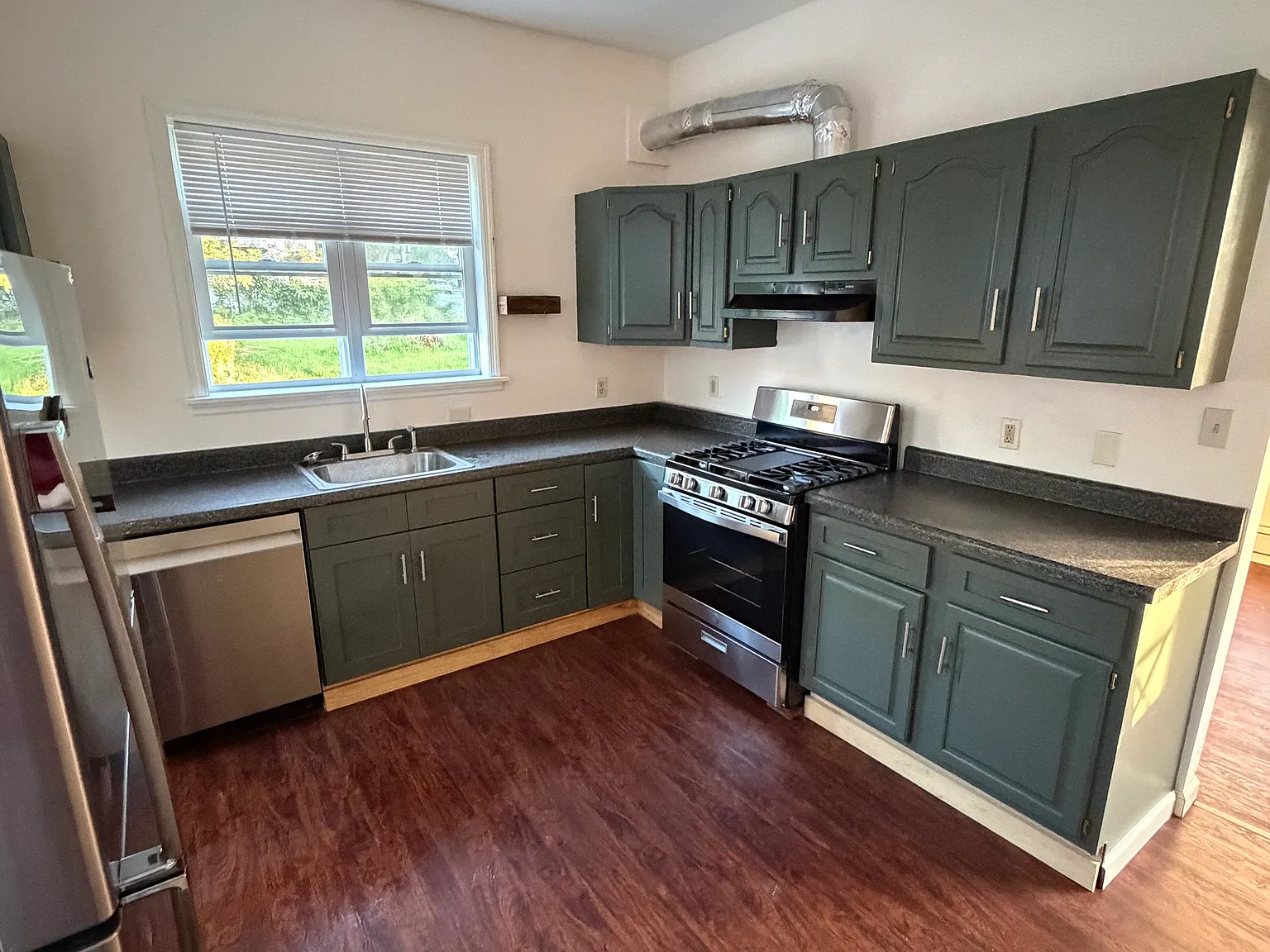 4 bed, 1.5 bath, 1414 sqft, $2,025 — Photo 3