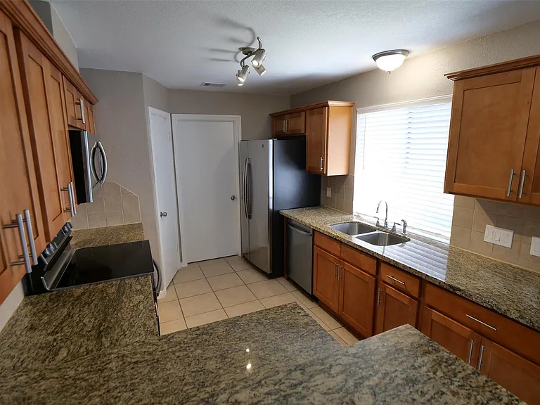 915 Comstock Springs Dr — Photo 7