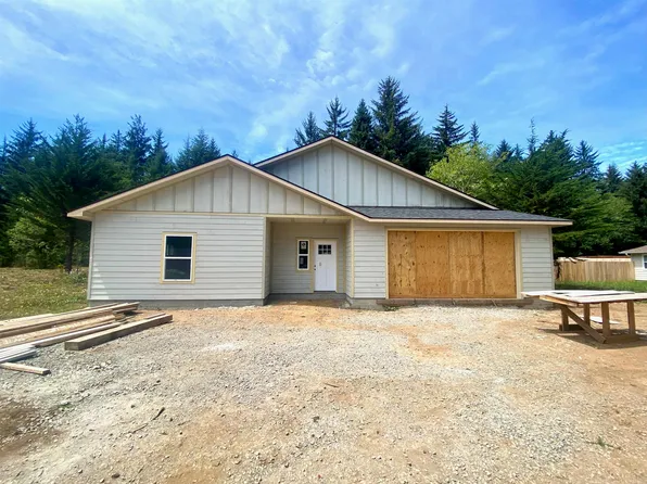 127 Sea Foam Dr, Crescent City, CA 95531