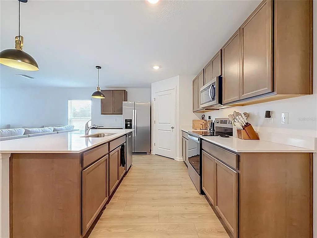 5 bed, 3.0 bath, 2077 sqft, $3,000 — Photo 2