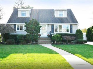 3828 Condit St, Seaford, NY 11783