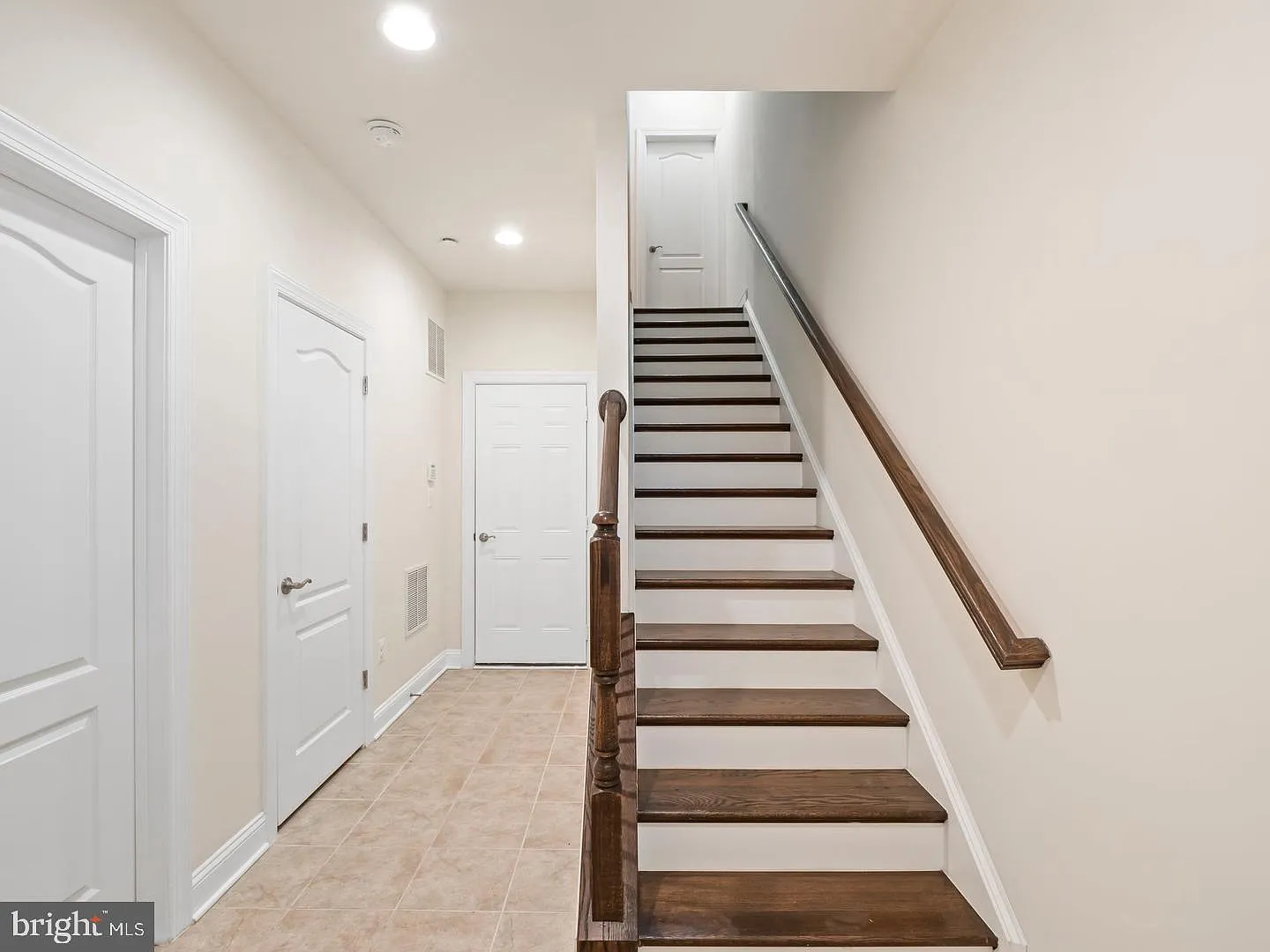 4 bed, 4.5 bath, 2460 sqft, $3,500 — Photo 4