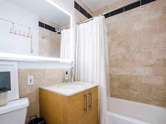 5th image of 1 West St #3316**
