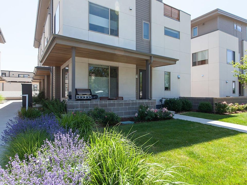 Front porch + 100% HOA managed landscaping and snow removal