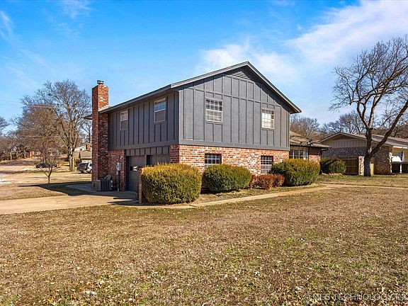 2nd image of 2400 SE Quail Pl
