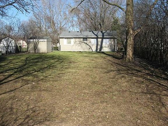 Large, fully fenced back yard