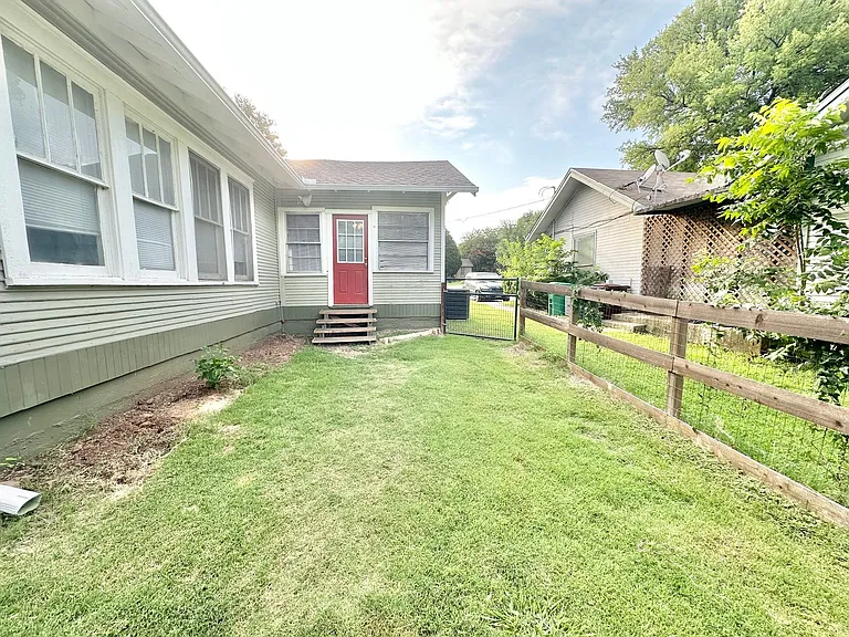 2613 N Elm St — Photo 15
