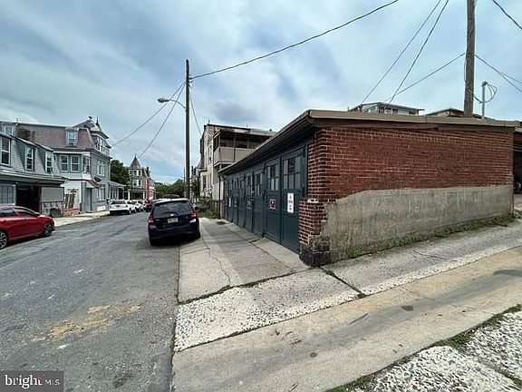 4th image of 423 Spring St