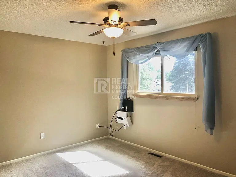 752 Oxford Ln — Photo 11