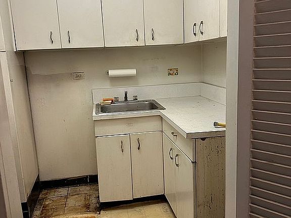 4th image of 337 E 50th St APT 3D