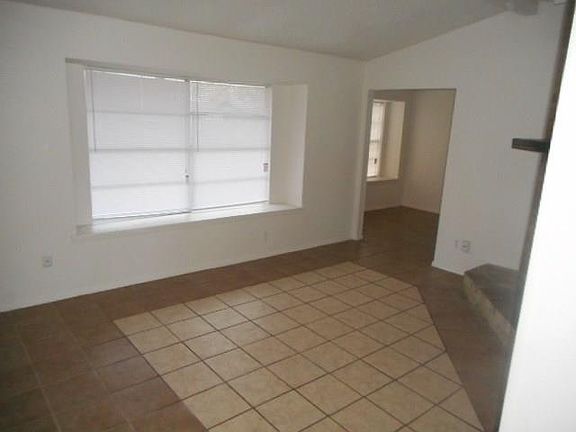3rd image of 2714 Oakmont Dr