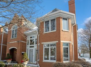 5901 N Sauganash Ln, Chicago, IL 60646