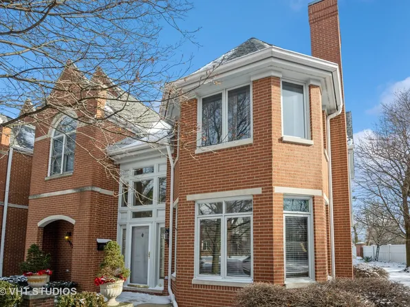 5901 N Sauganash Ln, Chicago, IL 60646