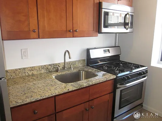 Rented by Kian Realty | media 18