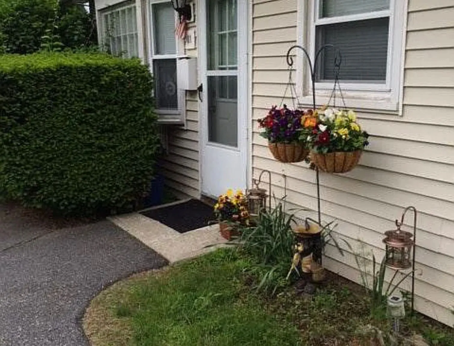 Single story Units with heat included, courtyard, and more — Photo 3