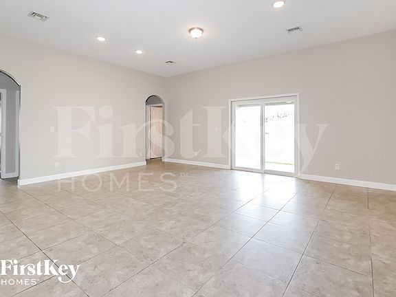 4th image of 1061 SW Dubois Ave