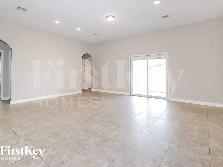 1061 SW Dubois Ave — Photo 4