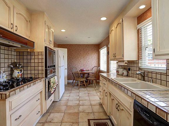 3rd image of 822 Corlista Dr