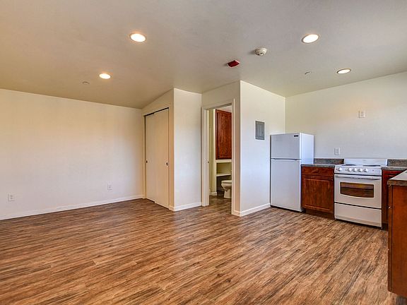 4th image of 1141 E Gurley St #27