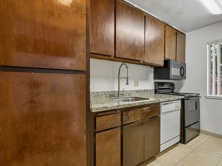 Alvarado Parkside — Photo 13