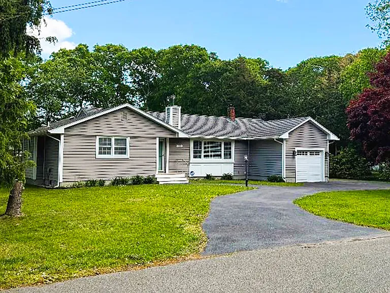 36 Matthews Dr — Photo 2