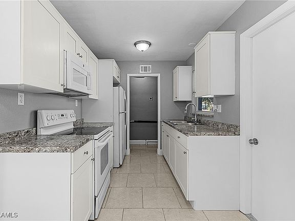 5th image of 882 Hyacinth St