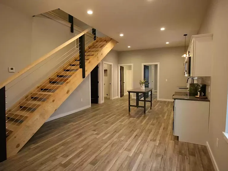 928 W Elm St — Photo 2