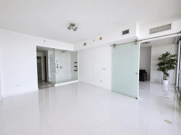 2020 N Bayshore Dr #2909 — Photo 5