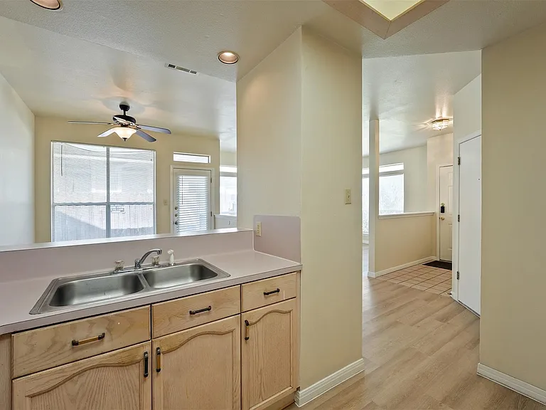 502 Gregory Ct — Photo 11