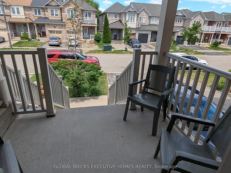 1218 Lamont Cres — Photo 3