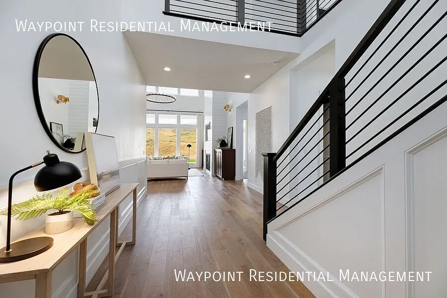 Harris North Living With Unobstructed Foothill Views - Flexible Lease Terms — Photo 4