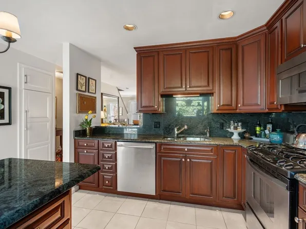 99 Anderer Ln APT 8, West Roxbury, MA 02132
