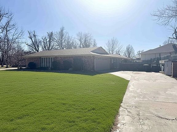 4th image of 2502 Wildwood Dr