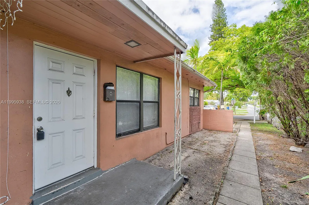 Building Photo - 501 SW 9th St #1-2